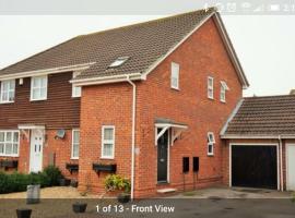 Ideally located contemporary 3 bed spacious house, Ferienhaus in Wainscot