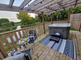 Wren - Luxury Shepherd's Hut with Hot Tub, hotel cu parcare din Manea