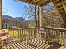 Sunny Lake Lure Cabin with Furnished Deck and Views!, vila mieste Leik Lūras