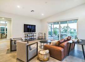 Sleek and Modern Home with Views and Pool Access, hotel com estacionamento em Indian Wells