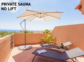 Fresh penthouse apartment with great sea views, hotel sa Casares