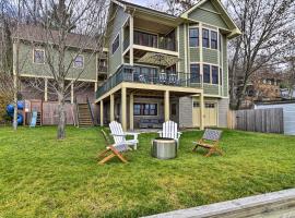 Charming Lakefront Retreat with Dock and Fire Pit, maison de vacances à Hammondsport