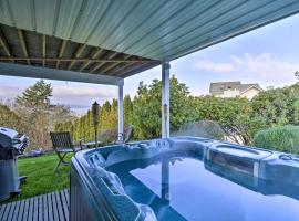 Dog-Friendly Lakewood Apartment with Private Hot Tub, hotel con parcheggio a Lakewood