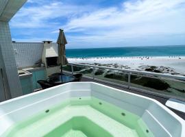 Cobertura Luxo com Jacuzzi Orla Praia Grande, hotel with jacuzzis in Arraial do Cabo