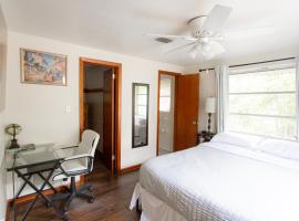 Cozy 1 Bedroom Unit - 4 Blocks from Jax Beach Pier!, alquiler vacacional en la playa en Jacksonville Beach