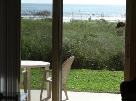 Spanish Main Unit 1- Direct Oceanfront Condo!, hotell i Cocoa Beach