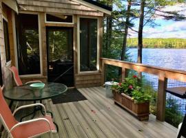 Lakefront Cottage by Country House Escapes, family hotel in Lincolnville