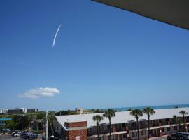 Sandcastles 400 Ocean & Rocket Launch Views, Massive Corner Unit, hotel sa Cocoa Beach