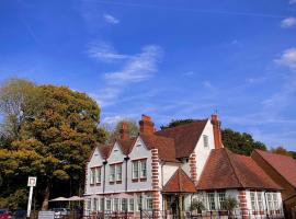 The Bulls Head Inn, hotel dengan parkir di Ewhurst