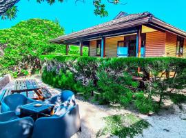 MOOREA - The Golden Reef Bungalow Bora Bora，Temae的有停車位的飯店