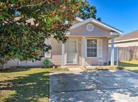 Cute Pensacola Townhome about 9 Mi to Downtown!, hotel sa Pensacola