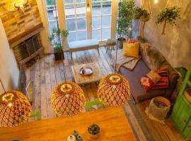 Balistyle guesthouse in the forest near Amsterdam, casa o chalet en Velsen-Zuid