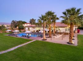 Strut Oasis 70 - Play, Relax, Walk to Coachella Festival!, cottage in Indio