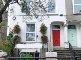 Eglinton Road - Sleeps 6 on room only basis, hotell i Bray