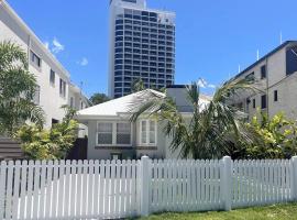 Beach House 100ms to Beach Freshly Renovated All New Appliances, hotel in Gold Coast