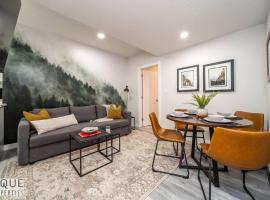 NEW, Mountain Chic Suite, Whyte Avenue, Netflix, WiFi, Sleeps 6, hotel near Mill Creek Ravine, Edmonton