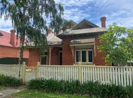 Central CBD House, villa in Wagga Wagga