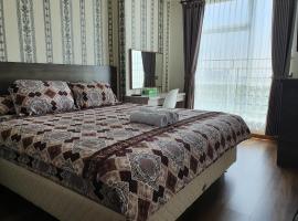 Comfy Apartment Grand Sungkon Lagoon, feriebolig i Dukuhpakis