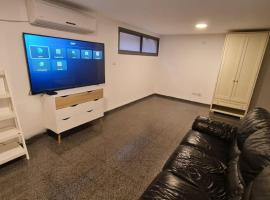 Adorable Basement Apartment in a Kibbutz, place to stay in Gan Shelomo