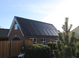 Strandhuisje achter de duinen.