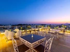HOTEL THE CELEBRATION BY AMOD Best Hotel & Rooftop, hotel berdekatan Lapangan Terbang Maharana Pratap - UDR, Udaipur