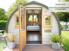 Viesnīca Glamping at South Lytchett Manor pilsētā Pūla