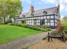 14th Century Medieval Longhouse, holiday home in Burrington