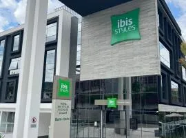ibis Styles Poços de Caldas、ポソス・デ・カルダスの駐車場付きホテル