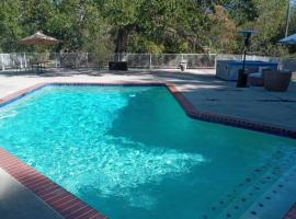 10 beds 5 baths 24 acre Lake Property minutes The Woodlands TX, hotel em Magnolia