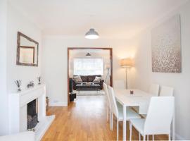 3 Bed House/Garden/Wi-Fi/Parking/Central Location, cottage in Stoughton