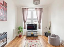 Spacious stylish centraly located flat near beach, beach rental in Largs