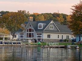 Runyan Lake House / 4 Private Suites - Sleeps 13, hotel in Fenton