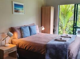 Kauri Coast TOP 10 Holiday Park، منتزه عطلات في Kaihu