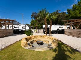 淡島シーサイドコテージ 海が目の前 タコスバー併設 アメリカントレーラーハウス, hotel de platja a Anan