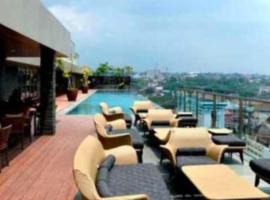 Cozy apartment in Louis kienne simpanglima, hotel em Semarang