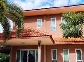 Big whole peaceful house, cheap hotel in Udon Thani