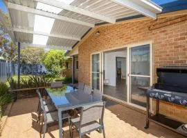 Coastal Capers - Pet Friendly - 10 Mins Walk to Beach
