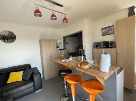 Appartement chaleureux , cosy, bien équipé et bien placé โรงแรมที่มีที่จอดรถในซีดาน