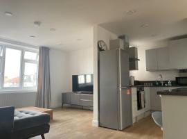 Family friendly new flat at London Gants Hill Station near Ilford, hotelli kohteessa Wanstead lähellä maamerkkiä Gants Hillin metroasema