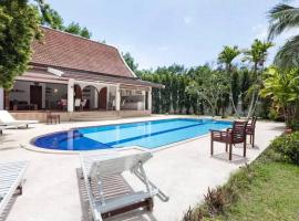 Villa Suwani - Tranquil location and Huge Garden, hotel con piscina en Ban Pa Khlok