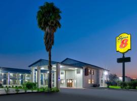 Super 8 by Wyndham Victoria - South - Hwy 59, hotell sihtkohas Victoria lennujaama Victoria regionaalne lennujaam - VCT lähedal
