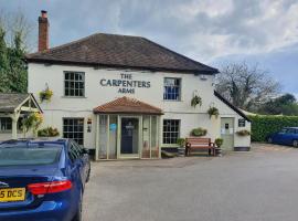 The Carpenters Arms, hotelli kohteessa Newbury lähellä maamerkkiä Highcleren linna