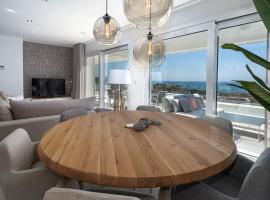 Magnificent penthouse with panoramics views, casa de praia em Casares