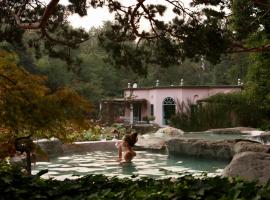 Relais La Foleia - Luxury Villa with private lake, hotel cu parcare din Veruno
