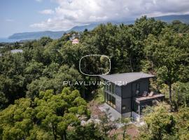 Playliving IZU - A ocean view villa with Onsen, cabana o cottage a Ito