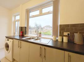 Cheerful 3 bedroom home with Netflix and Wi-Fi, hotel din apropiere 
 de Wychwood Park Conference Centre, Middleton