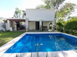 Casa en Paso De La Patria, casa de campo em Paso de la Patria