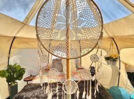 Zemu izmaksu kategorijas viesnīca The Aries-a stargazing, luxury glamping tent pilsētā Rogersville