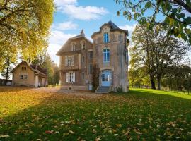 Majestic villa in Pouru Saint Remy with garden, cottage in Pouru-Saint-Rémy