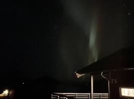 Aurora woods, hotel s parkiralištem u gradu 'Skjervøy'